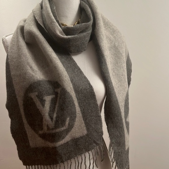 Louis Vuitton Scarf Luxurious Soft 70”L x 11” W 75% Lambswool, 25% Angora 40148S - Picture 1 of 7